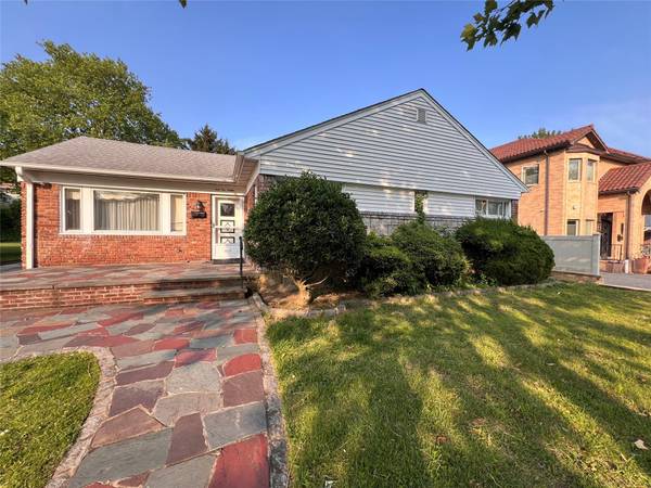 64-19 Marathon Pkwy, Little Neck, NY 11362