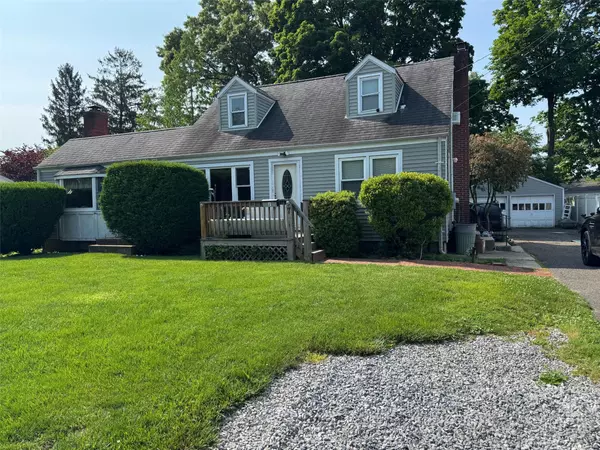 7 Chester ST, East Northport, NY 11731