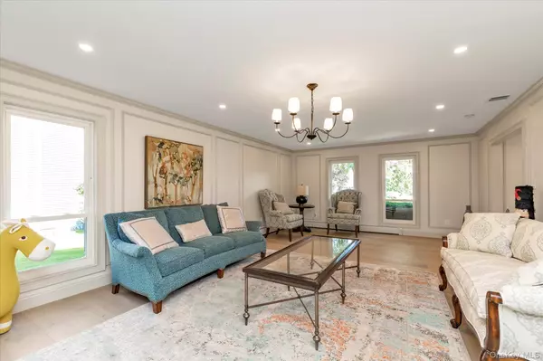 Woodbury, NY 11797,6 Victor LN