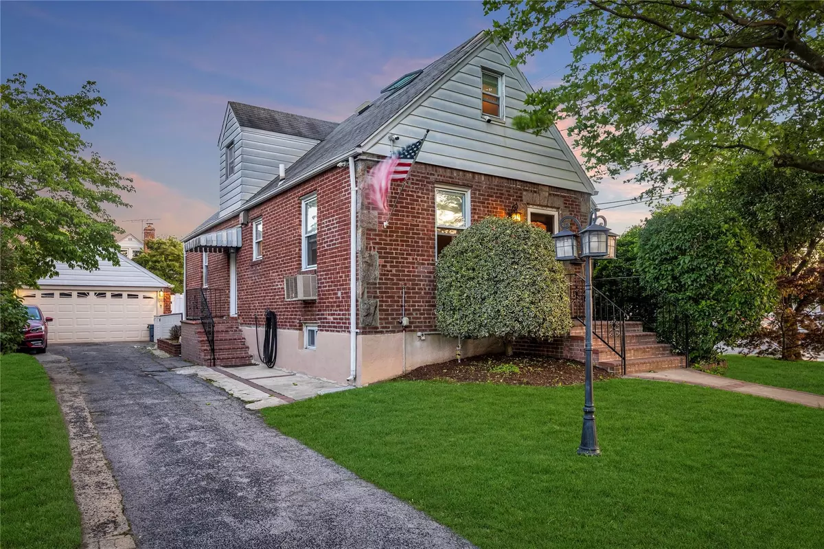 Valley Stream, NY 11581,32 Jedwood PL