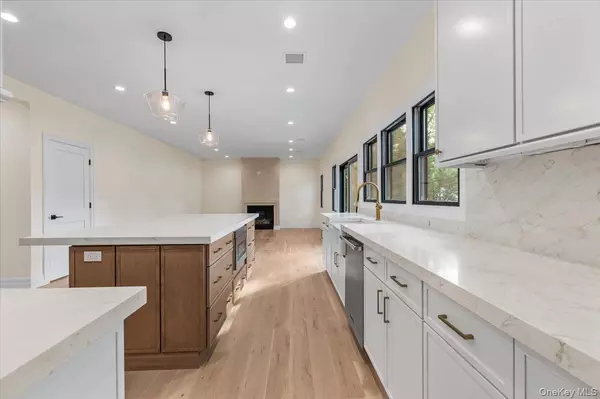 Old Bethpage, NY 11804,4 Haven LN