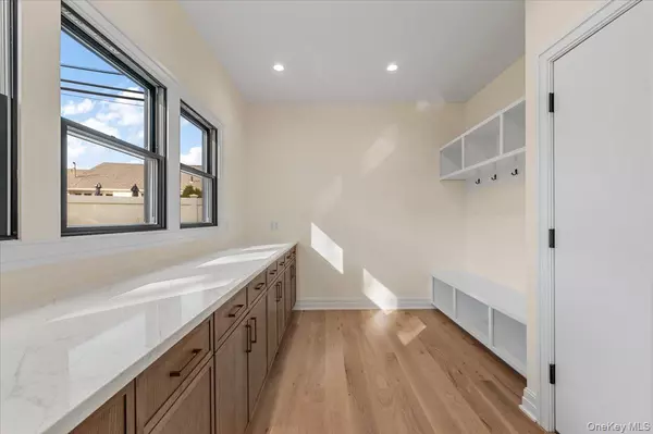 Old Bethpage, NY 11804,4 Haven LN