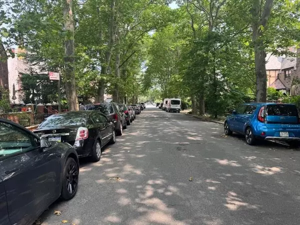 Jackson Heights, NY 11372,33-42 70 ST