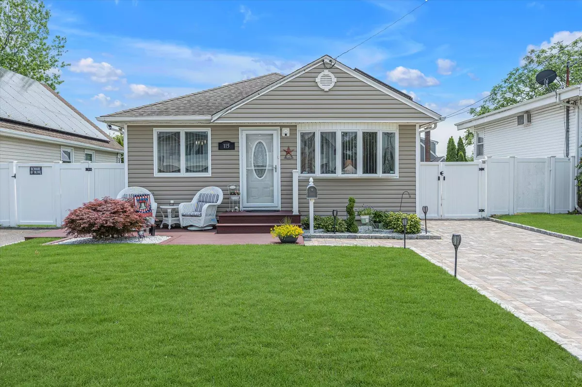 Lindenhurst, NY 11757,115 W Granada AVE