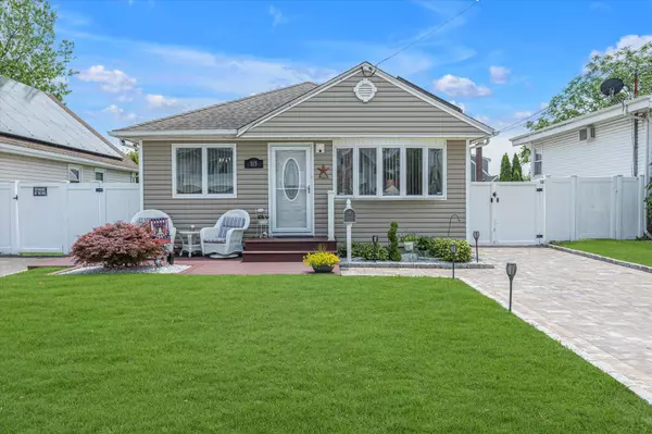 115 W Granada AVE, Lindenhurst, NY 11757