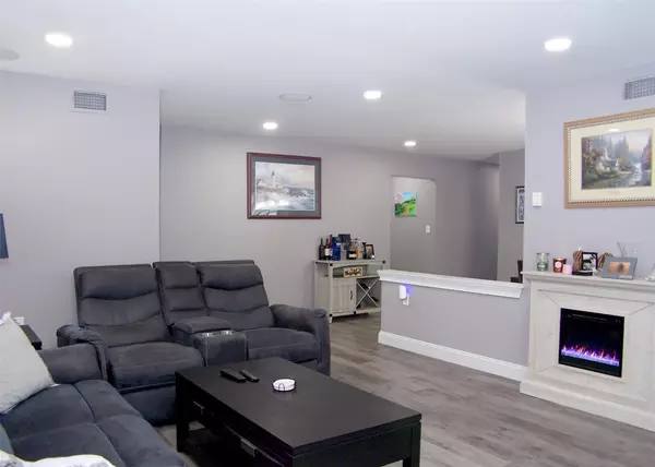 Ridge, NY 11961,215 Kingston DR
