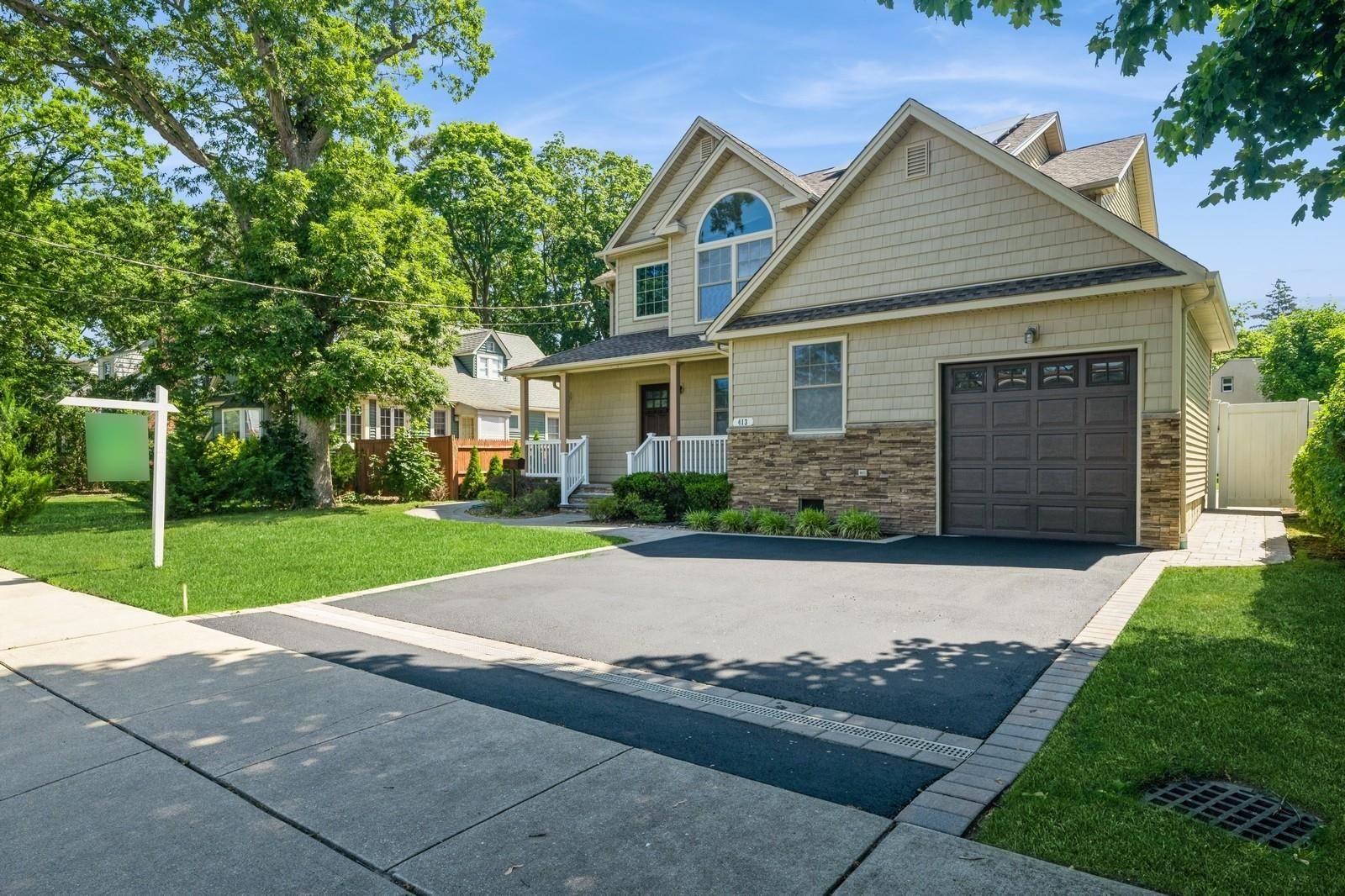 East Meadow, NY 11554,413 Robyn PL