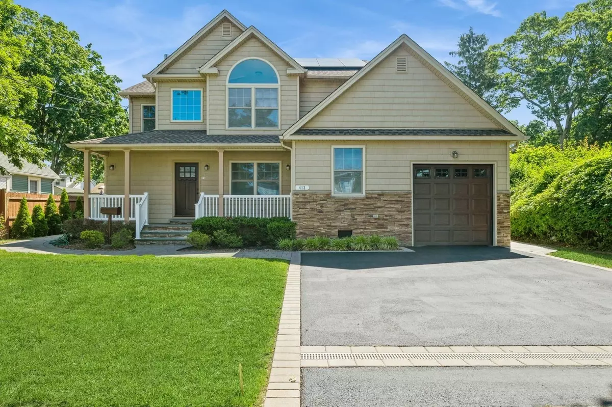 East Meadow, NY 11554,413 Robyn PL