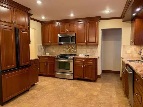 Plainview, NY 11803,4 Gloria PL