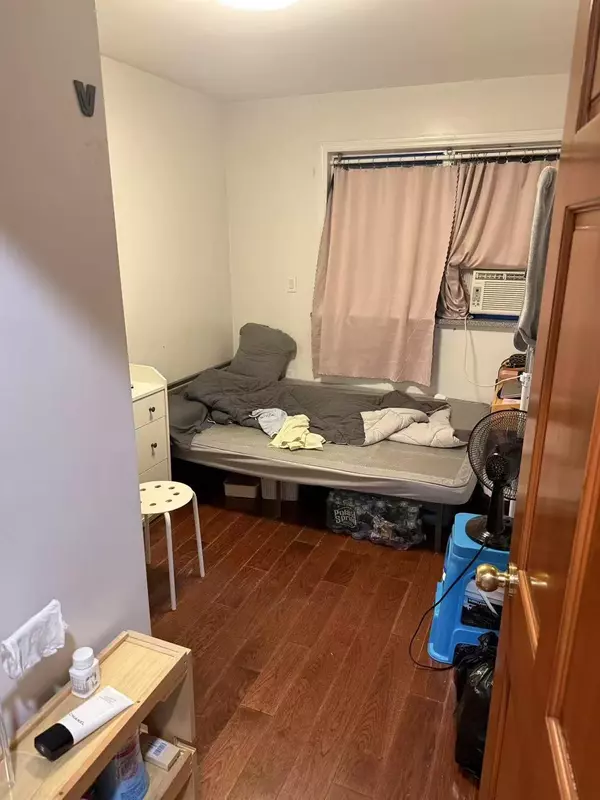 Flushing, NY 11355,58-13 150th ST