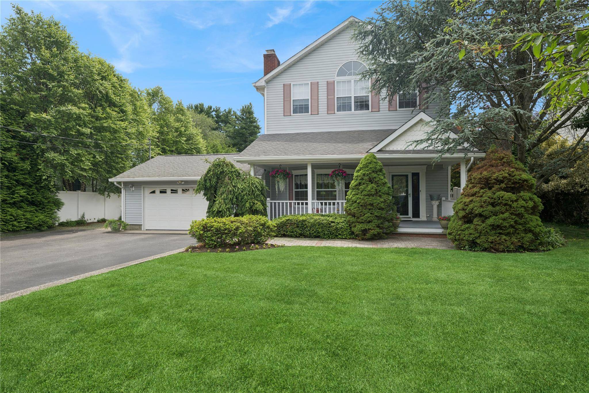 25 Hewitt DR, Northport, NY 11768