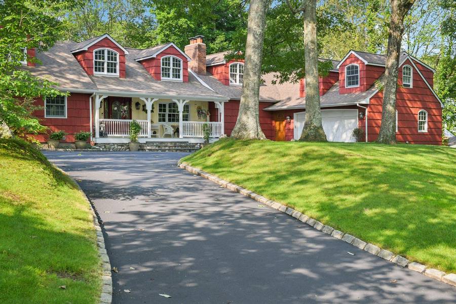 48 Bunkerhill DR, Huntington, NY 11743