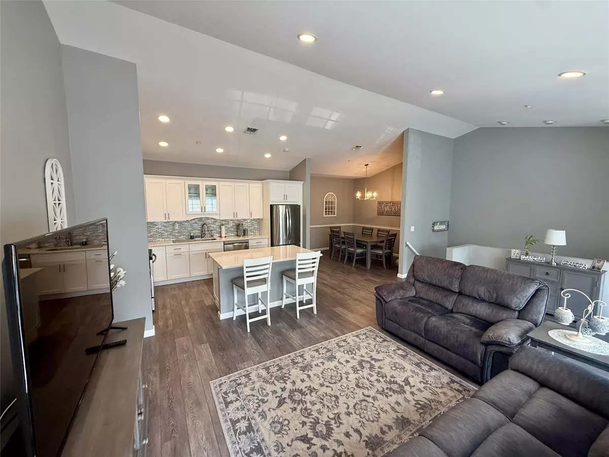 Lindenhurst, NY 11757,310 Narragansett Villas DR