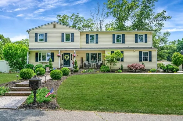 6 Pine ST, Lake Grove, NY 11755