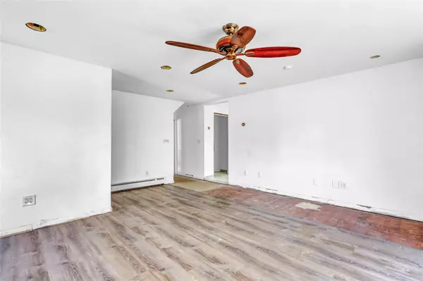 Massapequa, NY 11758,127 Forest AVE