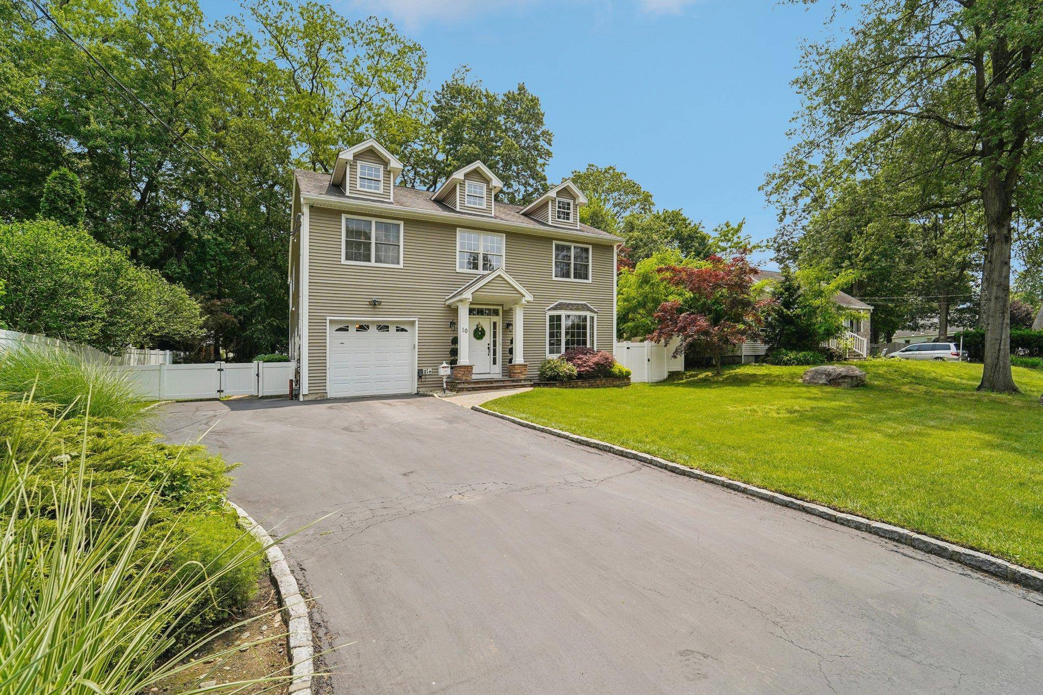 Suffern, NY 10901,10 Willow DR