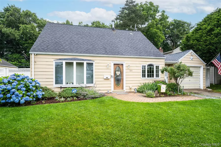 304 Jamaica BLVD, Carle Place, NY 11514