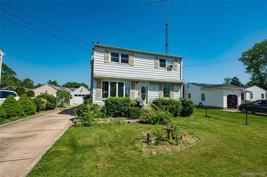 926 9th ST, West Babylon, NY 11704
