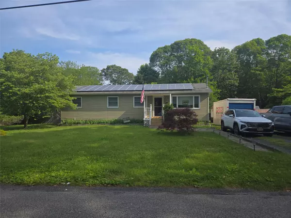 Middle Island, NY 11953,3 Barberry LN