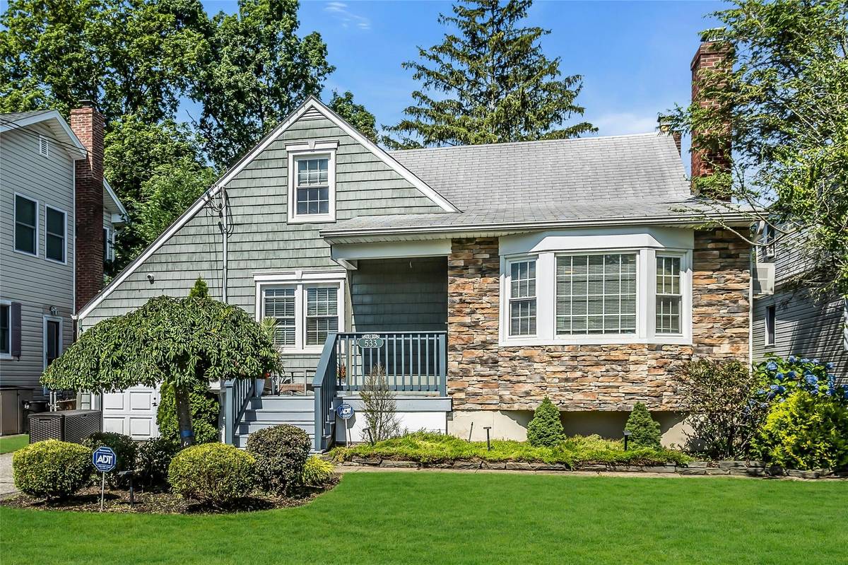 Massapequa, NY 11758,533 Forest Avenue