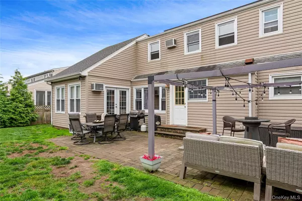 East Rockaway, NY 11518,10 Cail DR