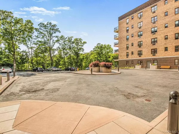 White Plains, NY 10606,505 Central AVE #618