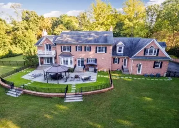 Laurel Hollow, NY 11791,1616 Stewart LN