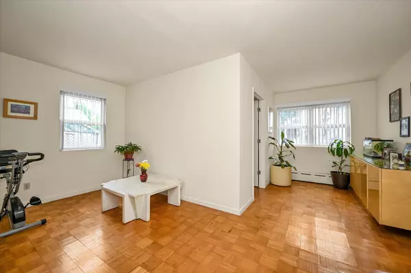 East Elmhurst, NY 11369,23-16 101st ST