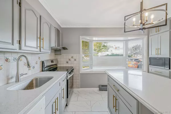 Hicksville, NY 11801,95 Lantern RD