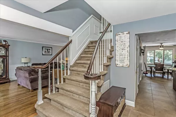 Lake Grove, NY 11755,7 Woodstock PL