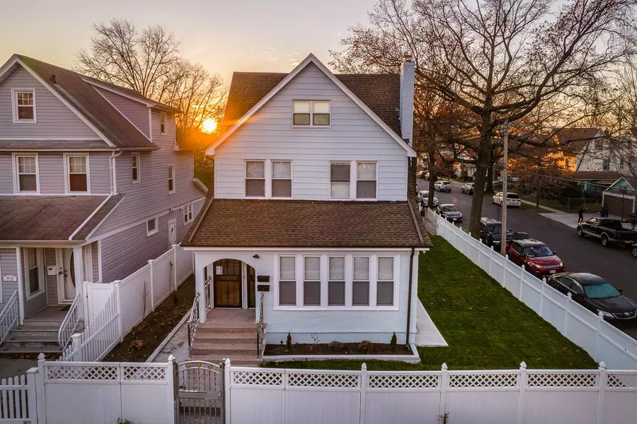 10902 200th Street, Saint Albans, NY 11412