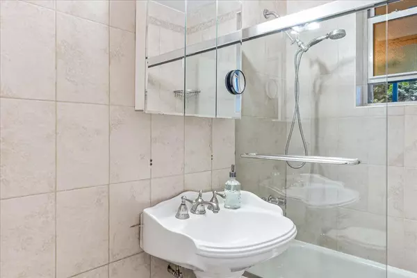 Beechhurst, NY 11357,162-01 Powells Cove Boulevard #1J