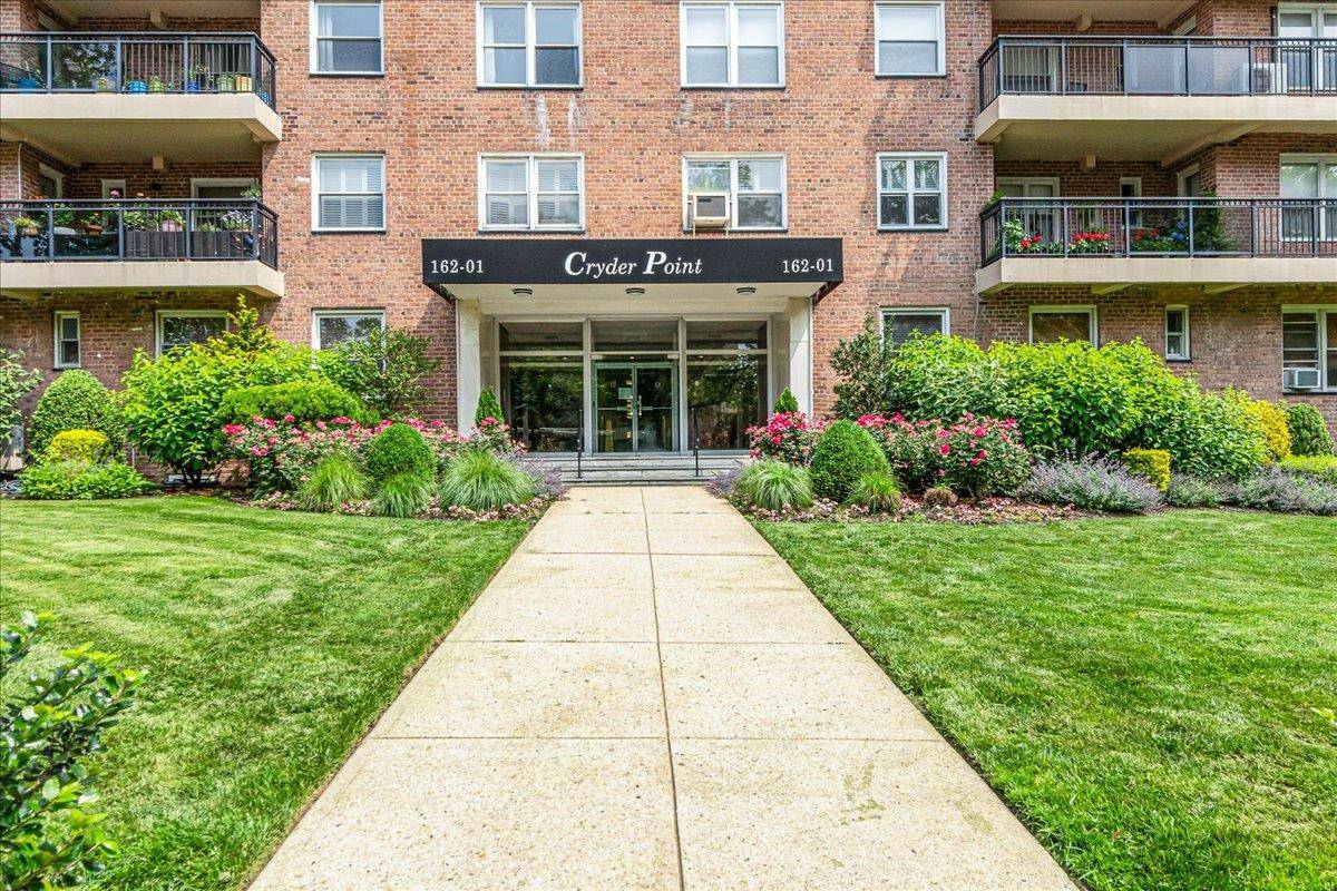 Beechhurst, NY 11357,162-01 Powells Cove Boulevard #1J