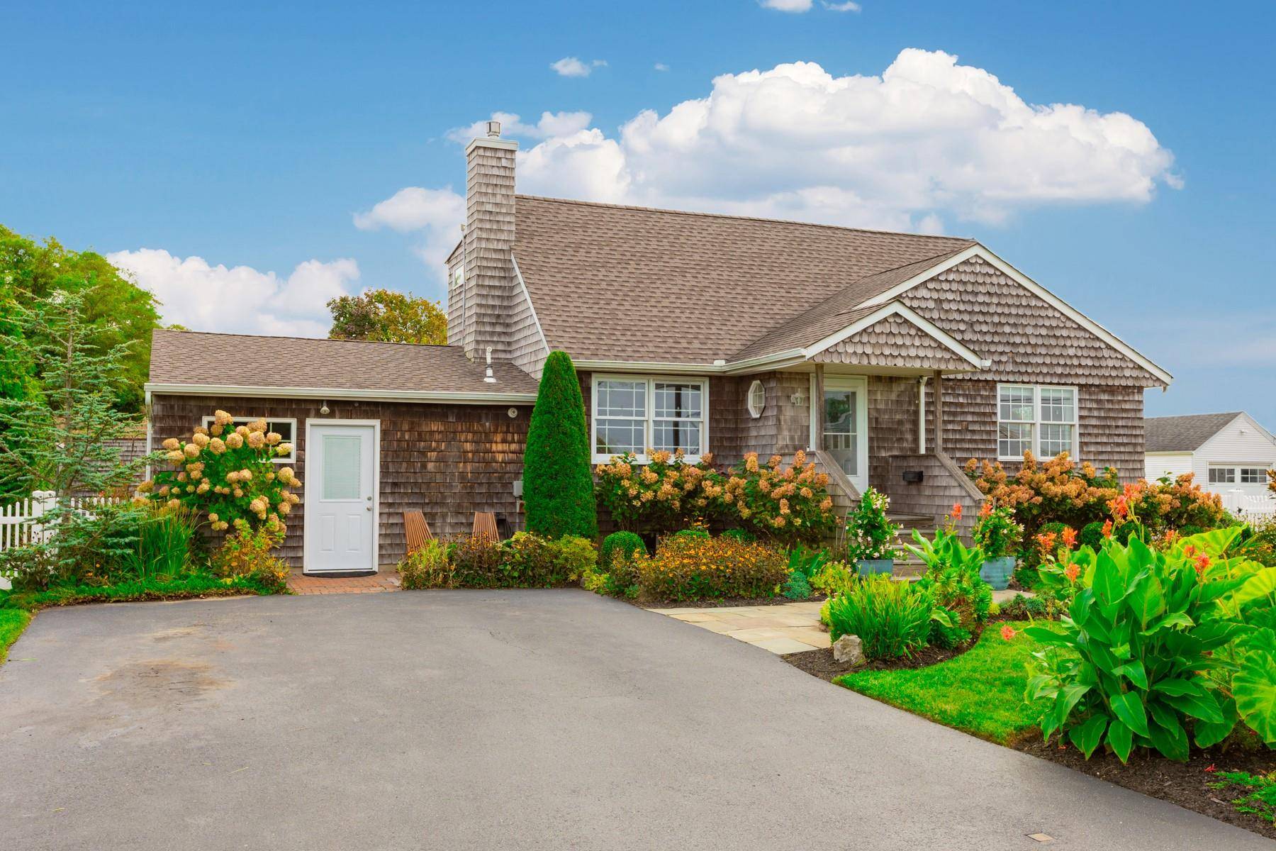 West Islip, NY 11795,859 E Bay DR