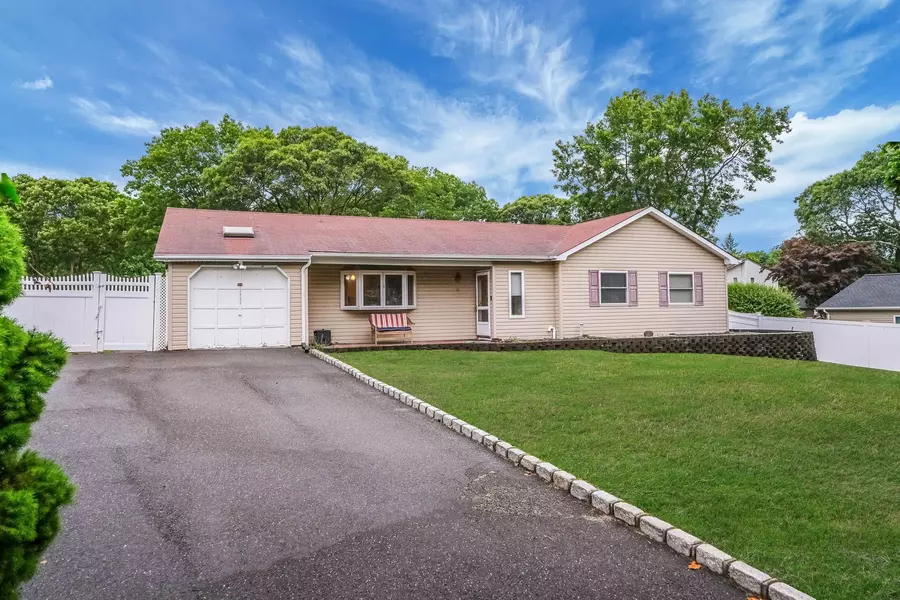 8 Peconic LN, Selden, NY 11784