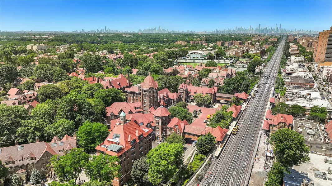 10 Holder PL #5A, Forest Hills, NY 11375