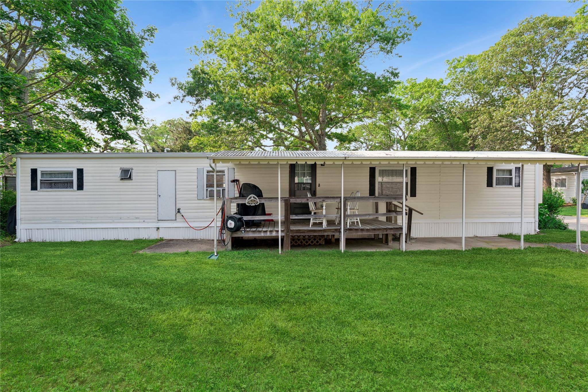 Riverhead, NY 11901,37-73 Hubbard AVE