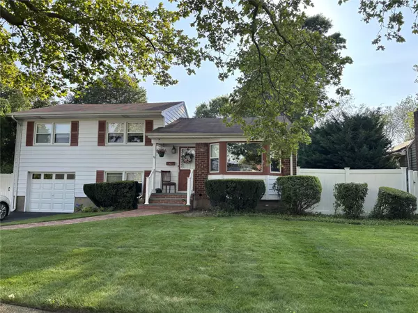 98 Cedar DR, Farmingdale, NY 11735