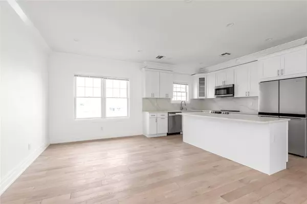 Port Washington, NY 11050,22 Sagamore Hill DR #1B