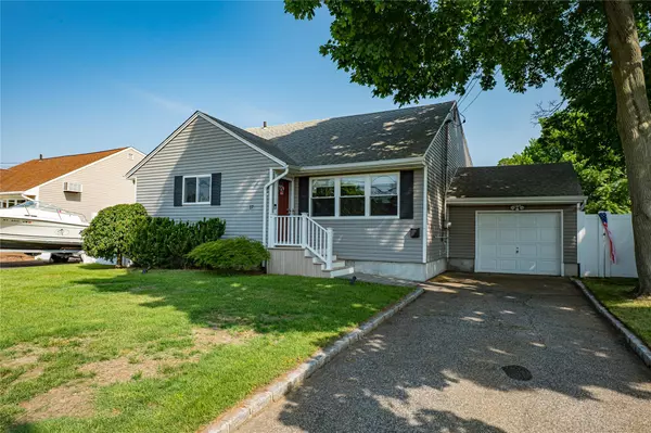 17 Abbott ST, West Babylon, NY 11704