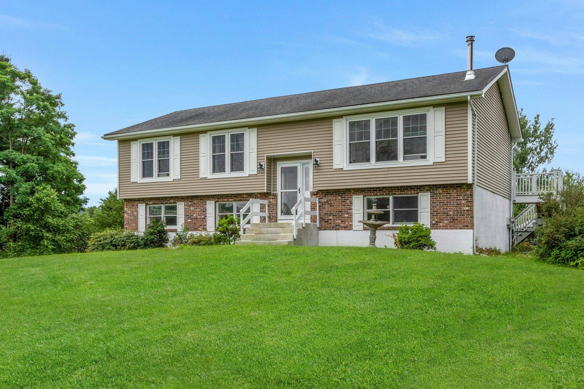 35 Rowe RD, Red Hook, NY 12571