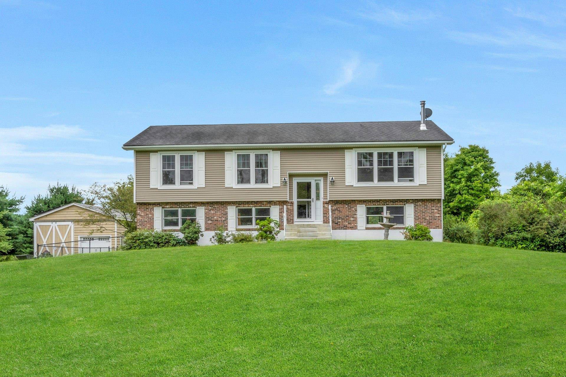 Red Hook, NY 12571,35 Rowe RD