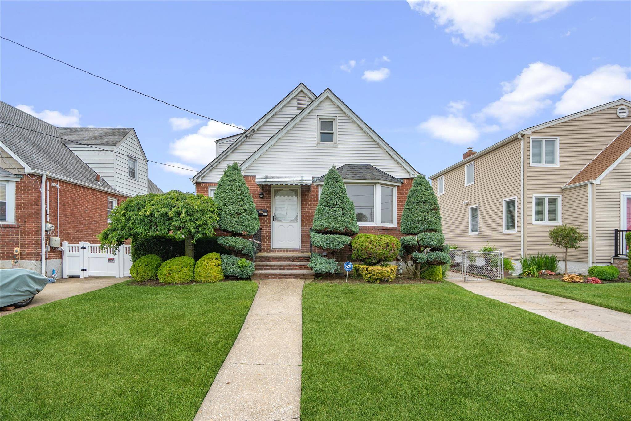 662 Benris AVE, Franklin Square, NY 11010