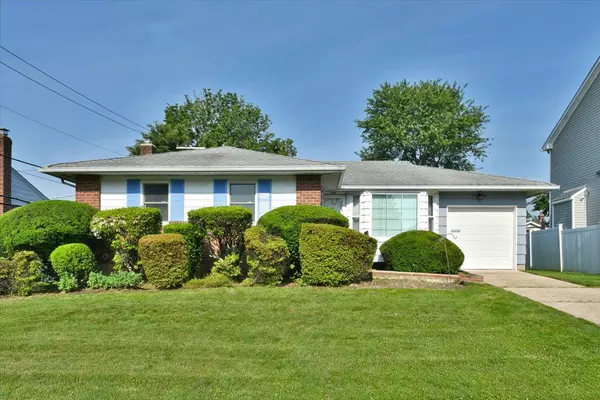 143 Sutton DR, Plainview, NY 11803