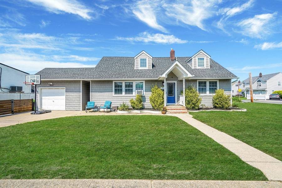 902 Sunrise AVE, Bellmore, NY 11710