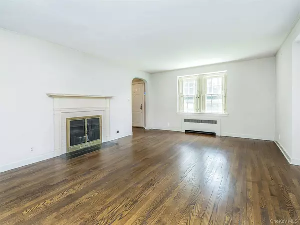 Manhasset, NY 11030,221 Manhasset AVE