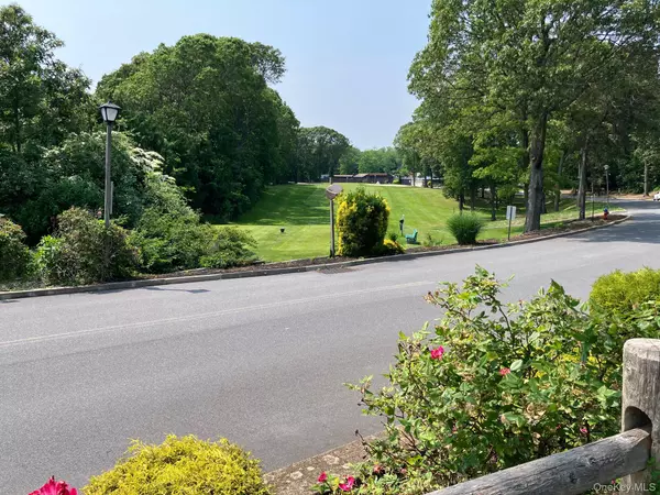 Coram, NY 11727,77 Birchwood RD