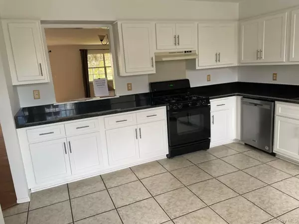 572 Lenape CT, Suffern, NY 10901