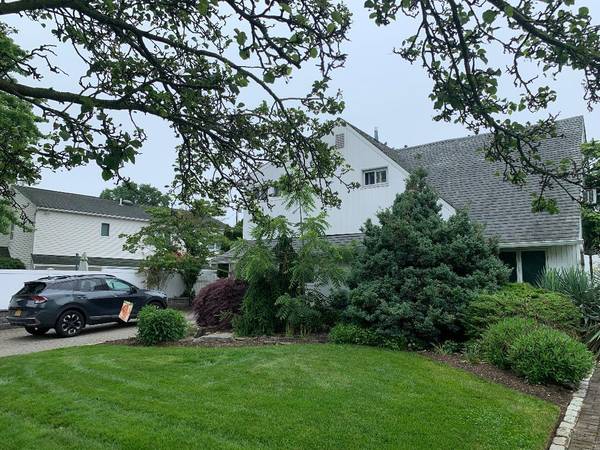 Wantagh, NY 11793,231 Willowood DR