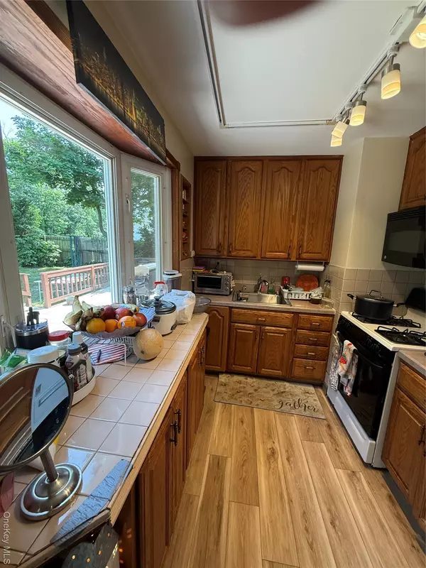 Bay Shore, NY 11706,1016 Howells RD